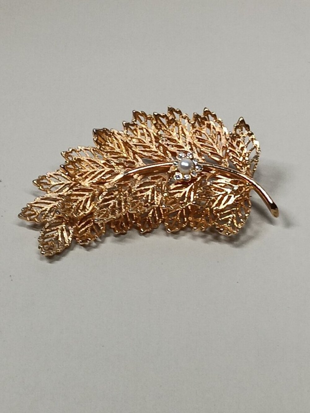 VTG Capri Leaf Brooch Gold Tone Open Work Rhinestones imitation pearl